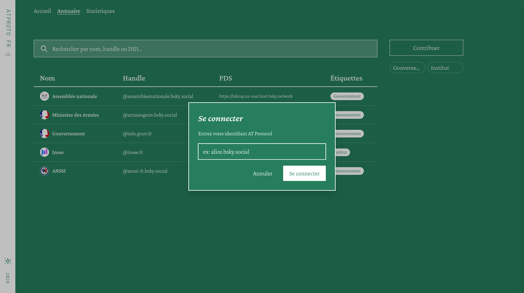 Capture d'écran de l'interface de contribution de l'Annuaire avec au fond la liste des entrées et au dessus une fenêtre d'authentification.